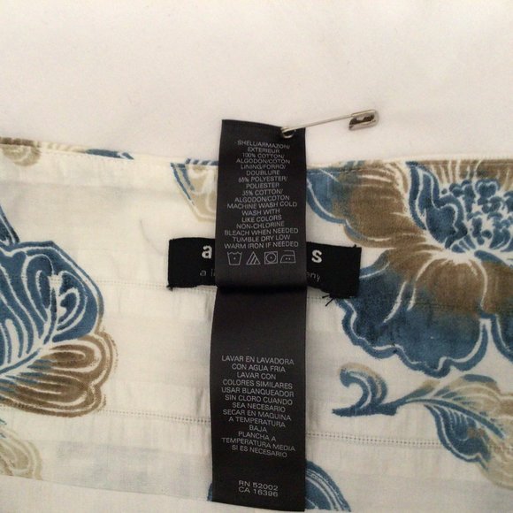 axcess A Liz Claiborne Company - White cotton skirt with blue & tan flowers - Picture 6 of 6